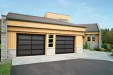 Pensez aux portes de garage vitrées pour votre terrasse couverte