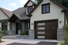 Un cadre de porte de garage recouvert d’aluminium : quatre points convaincants