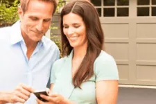Personnes utilisant leur téléphone cellulaire