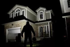 Comment vous assurer de ne pas laisser votre porte de garage ouverte durant la nuit