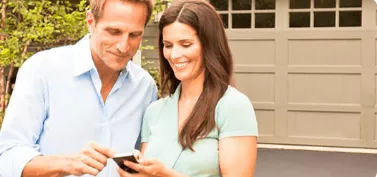 Personnes utilisant leur téléphone cellulaire