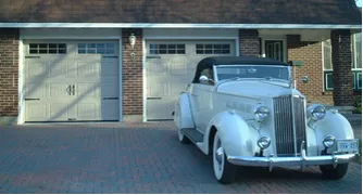 Portes de garage avec une vieille voiture
