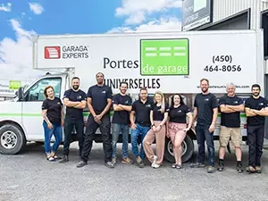Équipe souriante de Portes Universelles devant camion en été