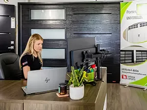 Femme travaillant à son bureau chez Portes Universelles