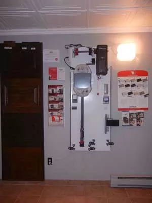 Échantillons de panneaux de portes et un ouvre-porte
