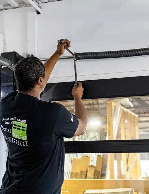 Technicien de Portes Universelles réparant une porte de garage